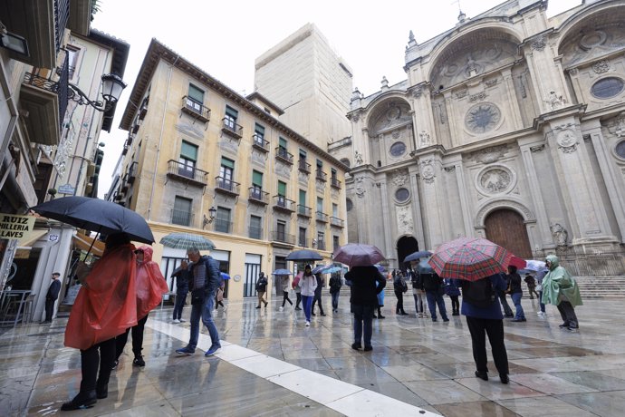 Calles de Granada con alerta naranja por las inclemencias del tiempo. A 13 de noviembre de 2024, en Granada, Andalucía (España).