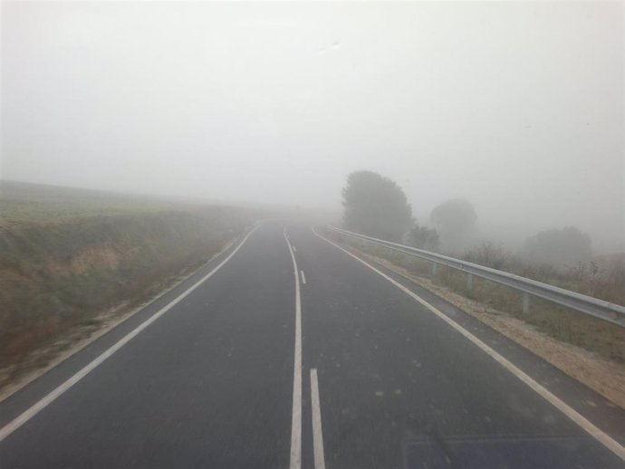 Archivo - Niebla en la carretera.