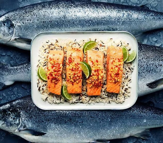 Salmón noruego con salsa tamari, chiles y jengibre