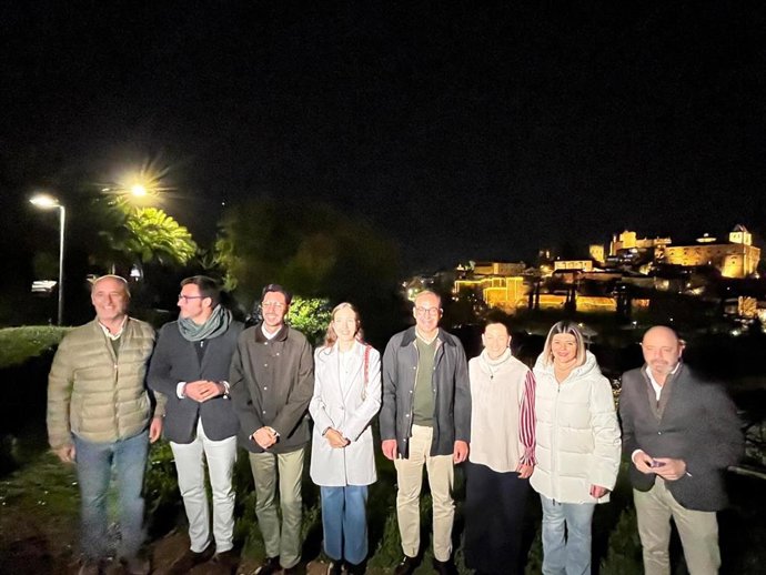 El alcalde de Cáceres y algunos concejales tras inaugurar la nueva iluminación de la muralla