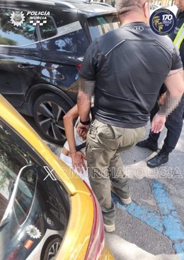 Imagen de la detención del individuo que ejercía como aparcacoches en Murcia