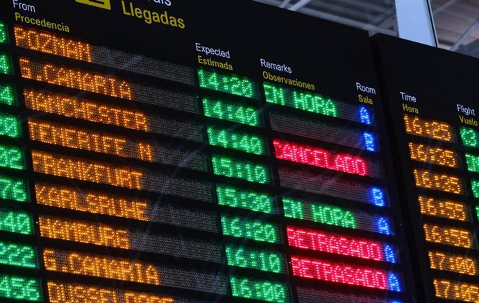 Archivo - Paneles luminosos con rótulos de vuelos cancelados o retrasados en el aeropuerto de Fuerteventura (Canarias),  horas después de que la compañía británica de viajes Thomas Cook anunciase su quiebra, a 23 de septiembre de 2019