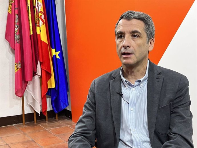 Archivo - El portavoz del Grupo Municipal Ciudadanos en el Ayuntamiento de Toledo, Esteban Paños, en una entrevista con Europa Press