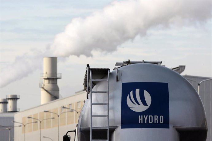 Archivo - FILED - 18 February 2009, North Rhine-Westphalia, Neuss: A liquid metal transporter with Hydro lettering drives onto the site of the Norwegian energy firm Norsk Hydro aluminum smelter in Neuss. Photo: David-Wolfgang Ebener/dpa