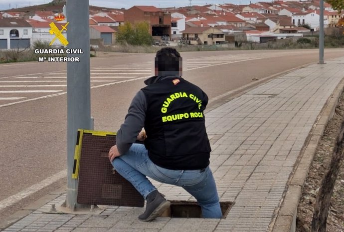 La Guardia Civil investiga comprueba las arquetas donde se ha robado cable de cobre