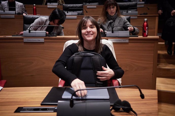 La vicepresidenta tercera del Gobierno de Navarra y consejera de Vivienda, Juventud y Políticas Migratorias, Begoña Alfaro, en el Parlamento de Navarra.