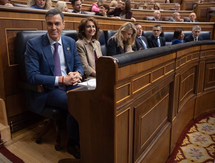 (E-D) El president del Govern, Pedro Sánchez; la vicepresidenta primera i ministra d'Hisenda, María Jesús Montero i la vicepresidenta segona i ministra de Treball, Yolanda Díaz, durant una sessió plenària, al Congrés dels Diputats, a 27 de novembre.