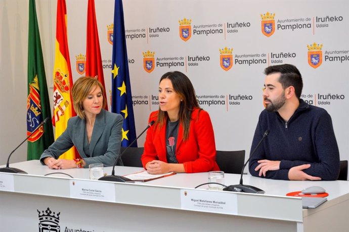 La portavoz del PSN en el Ayuntamiento de Pamplona, Marina Curiel, con los ediles Nuria Medina y Miguel Matellanes.