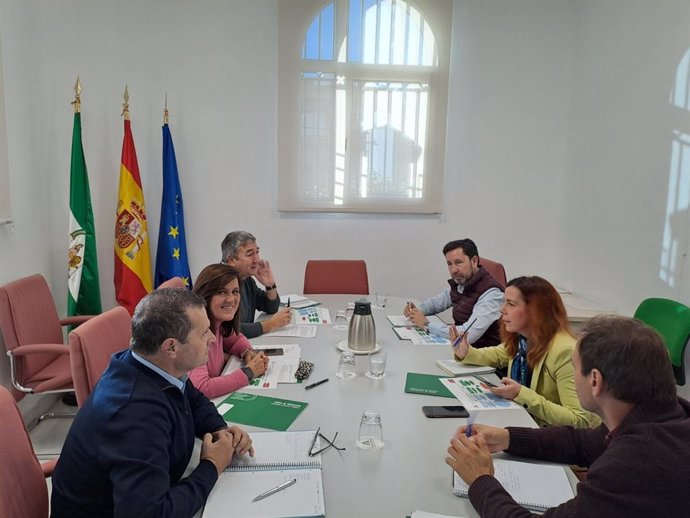 La Consejería de Salud y Consumo y la Consejería de Desarrollo Educativo y Formación Profesional, en una reunión de coordinación al objeto de "impulsar y coordinar iniciativas en materia de consumo para el alumnado de los centros educativos andaluces".