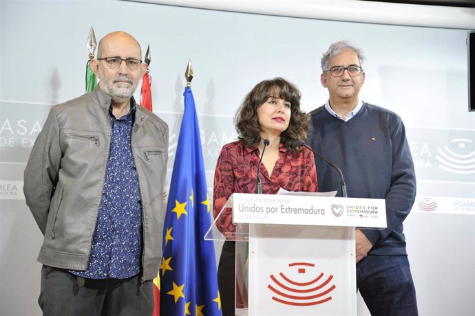 La portavoz de Unidas por Extremadura, Irene de Miguel, junto a los diputados José Antonio González Frutos y Joaquín Macías, presenta la enmienda a la totalidad de los PGEx para 2025