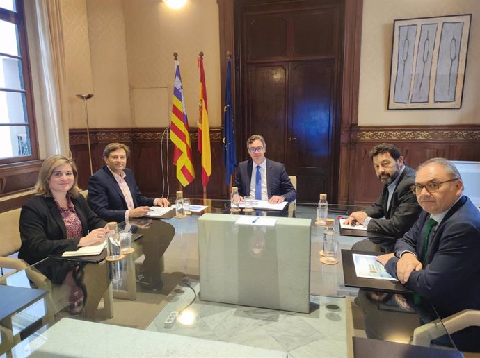 El vicepresidente y conseller de Economía, Hacienda e Innovación, Antoni Costa, se reúne con representantes de la Federación de Entidades Locales de Baleares (Felib).