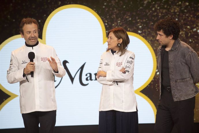 Los chefs de Casa Marcial, Nacho y Esther Manzano, durante la gala de la Guía Michelin 2025, en el Auditorio y Centro de Congresos Víctor Villegas en Murcia.