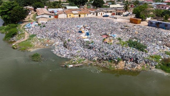 Playa repleta de prendas de ropa desechada en Weija (Ghana).