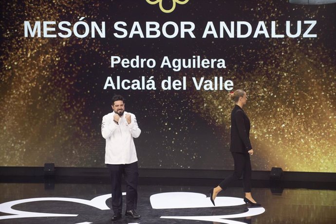 El chef del Mesón Sabor Andaluz, Pedro Aguilera, durante la gala de la Guía Michelin 2025, en el Auditorio y Centro de Congresos Víctor Villegas, a 26 de noviembre de 2024, en Región de Murcia (España). 