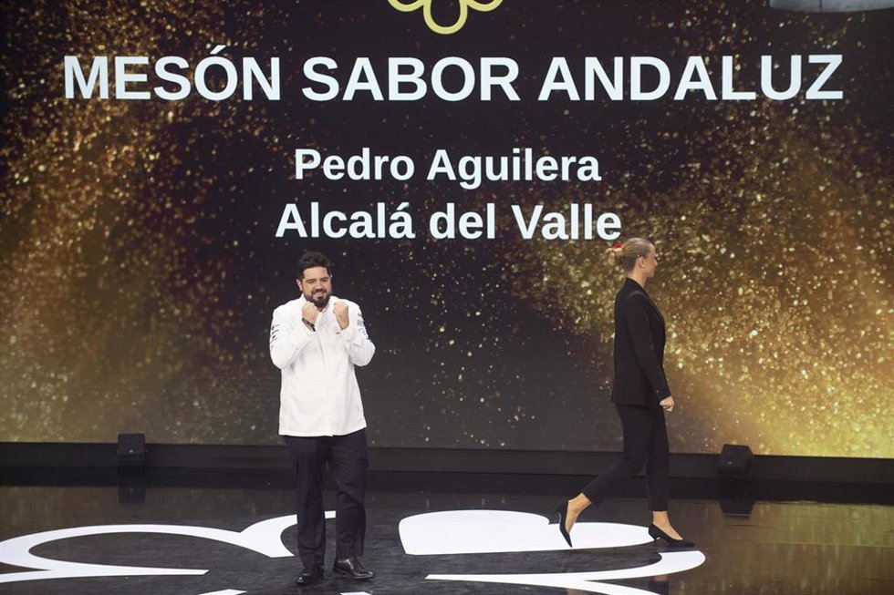 El chef del Mesón Sabor Andaluz, Pedro Aguilera, durante la gala de la Guía Michelin 2025, en el Auditorio y Centro de Congresos Víctor Villegas, a 26 de noviembre de 2024, en Región de Murcia (España).