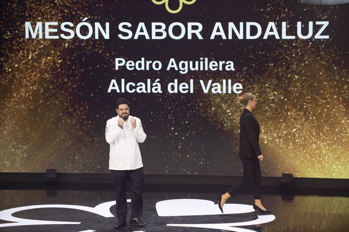 El chef del Mesón Sabor Andaluz, Pedro Aguilera, durante la gala de la Guía Michelin 2025, en el Auditorio y Centro de Congresos Víctor Villegas, a 26 de noviembre de 2024, en Región de Murcia (España). La Región de Murcia reúne a los mejores 250 chefs de