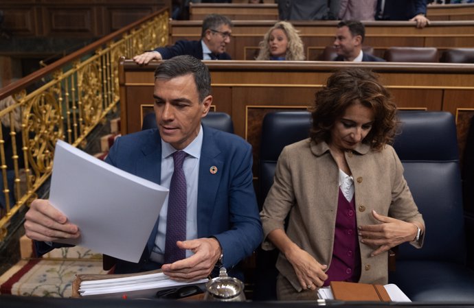 El presidente del Gobierno, Pedro Sánchez y la vicepresidenta primera y ministra de Hacienda, María Jesús Montero, durante una sesión plenaria, en el Congreso de los Diputados, a 27 de noviembre.