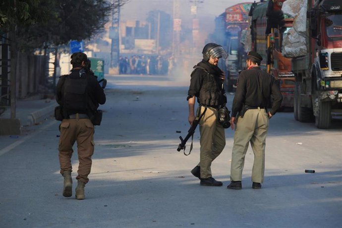 Agentes de la Policía de Pakistán desplegados durante las protestas del PTI a favor de la liberación de Imran Jan.