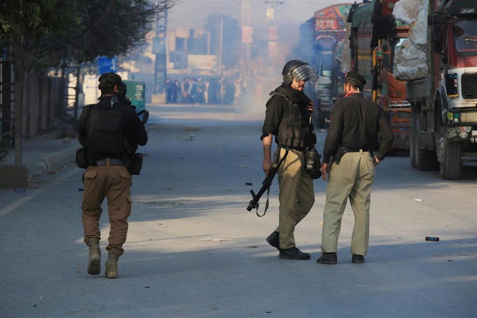 Agentes de la Policía de Pakistán desplegados durante las protestas del PTI a favor de la liberación de Imran Jan.