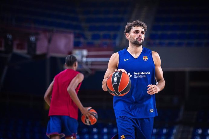 El jugador del Barça de basket Raul Neto en su primer entrenamiento, en el Palau Blaugrana de Barcelona