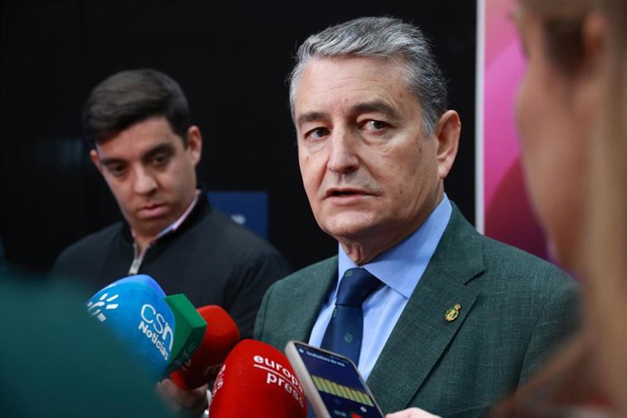 El consejero de la Presidencia, Antonio Sanz, atiende a los medios en Sevilla en la presentación de la memoria de Andalucía Film Comission correspondiente a 2023