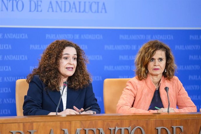 La portavoz del Grupo Por Andalucía, Inmaculada Nieto, (i) junto a la portavoz adjunta del Grupo Por Andalucía, Esperanza Gómez Corona, (d) durante la ronda de ruedas de prensa de portavoces de los grupos parlamentarios en el Parlamento de Andalucía, a 27