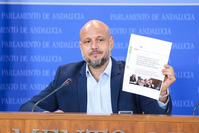 El portavoz adjunto del Grupo Parlamentario Vox, Rodrigo Alonso, durante la ronda de ruedas de prensa de portavoces de los grupos parlamentarios en el Parlamento de Andalucía, a 27 de noviembre de 2024 en Sevilla (Andalucía, España). Los portavoces de los