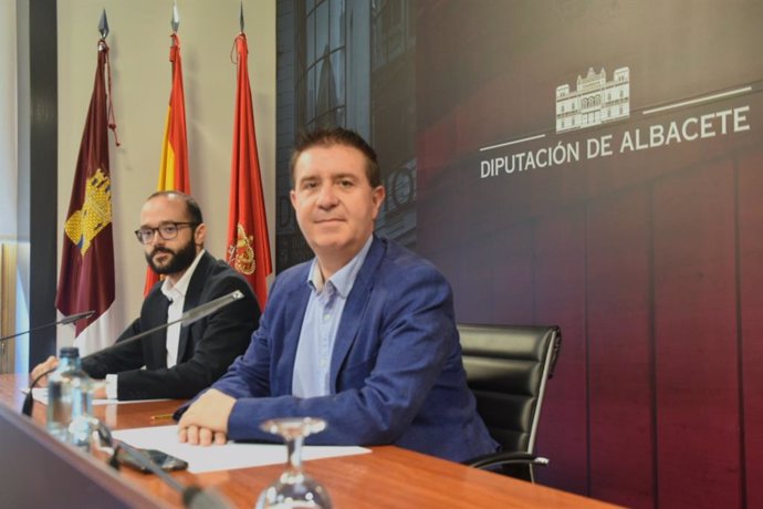 Archivo - El presidente de la Diputación de Albacete y el vicepresidente, Santi Cabañero y Fran Valera, respectivamente, en una foto de archivo.