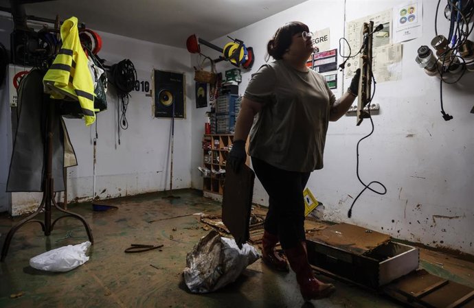 Varias personas ayudan a limpiar los estragos ocasionados por la DANA en el Teatro de L’Horta, a 5 de noviembre de 2024, en Castellar, Valencia, Comunidad Valenciana (España). 