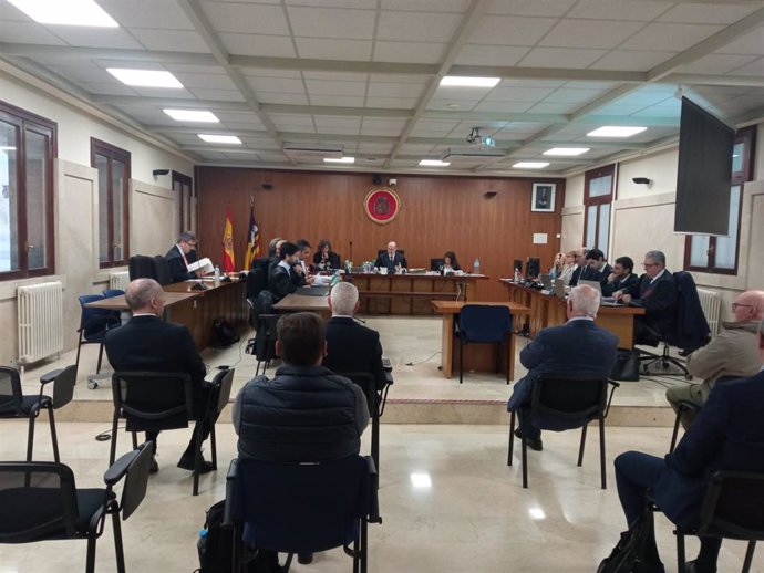 El exconseller Carlos Delgado (i), junto al resto de acusados del caso Calanova, en la Audiencia Provincial.