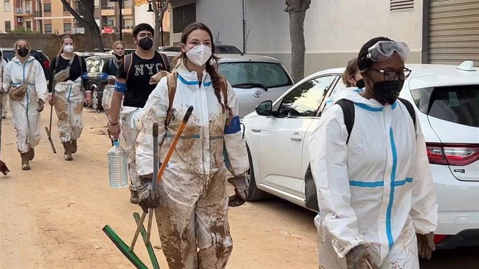 Voluntarios Del CEU En Labores De Limpieza En Las Zonas Afectadas.