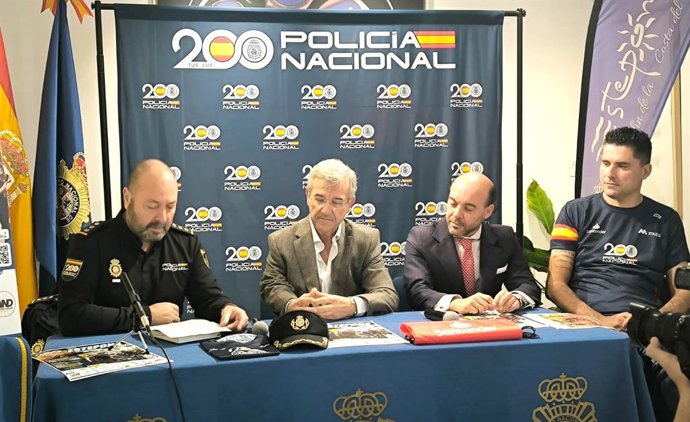 El alcalde, José María García Urbano, el comisario responsable de la Comisaría Local de Estepona, Santos Lázaro Martín, junto al Inspector-Jefe, Jefe de La Brigada Local de Seguridad Ciudadana, Rafael Ríos Molina, entre otros, durante la presentación.