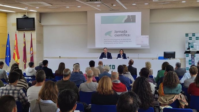 El consejero Juan María Vázquez y la comisionada del Ciclo del Agua y Restauración de Ecosistemas del MITECO, Francisca Baraza, en la jornada científica ‘Apuntes sobre investigación hidrológica en la cuenca vertiente al Mar Menor’