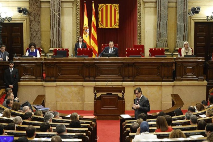 El president de la Generalitat, Salvador Illa, durante una sesión de control al presidente de la Generalitat de Cataluña, en el Parlament de Cataluña, a 13 de noviembre de 2024, en Barcelona, Cataluña (España). En el pleno de hoy se abordan el temporal qu