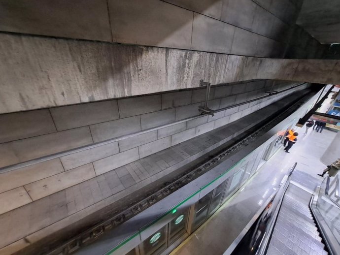 Imagen de una de las plataformas laterales de la estación de metro de Puerta de Jerez