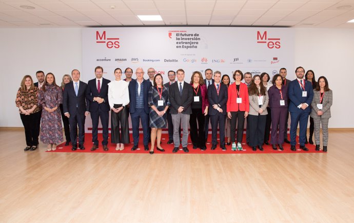 El secretario de Estado, Manuel de la Rocha, junto con los participantes del Congreso anual de Multinacionales en España