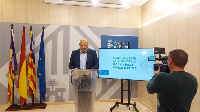 El alcalde de Palma, Jaime Martínez, presenta la nueva ordenanza cívica.