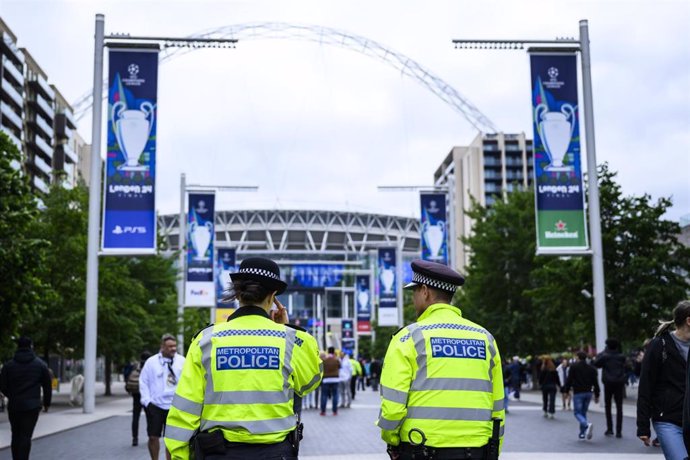 Archivo - Policías en Londres, durante un operativo por un partido de fútbol