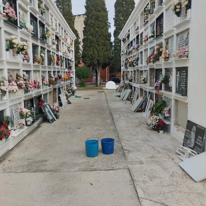 Tumbas profanadas en el cementerio municipal de Utrera (Sevilla).