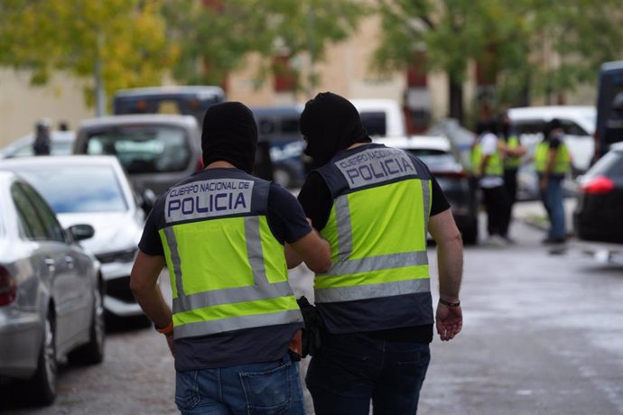 Archivo - Efectivos de la Policía Nacional desplegados en el Polígono Sur en una imagen de archivo 