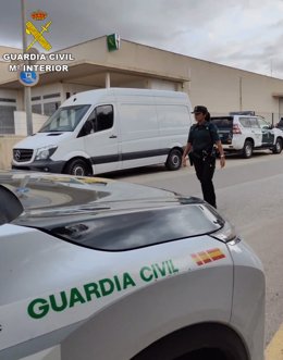 Una agente de la Guardia Civil, en Calvià.