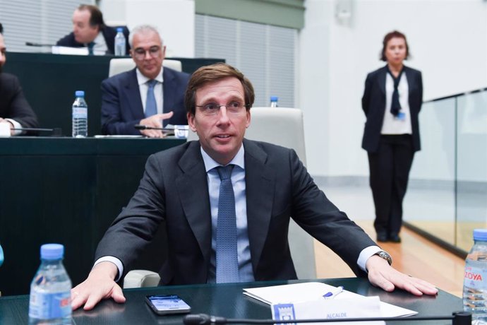 El alcalde de Madrid, José Luis Martínez-Almeida, durante un pleno del Ayuntamiento de Madrid, en el Palacio de Cibeles, a 26 de noviembre de 2024, en Madrid (España)