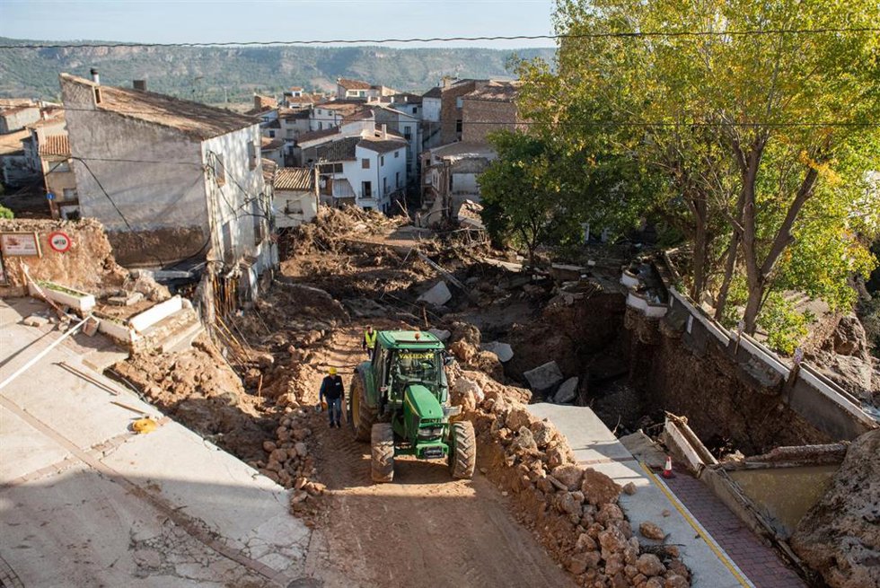 Un tractor trabaja en una zona afectada por la DANA