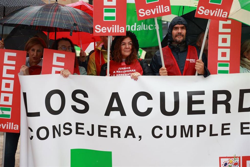 Miles de sanitarios se suman en toda Andalucía a la protesta sindical contra el recorte del complemento de productividad
