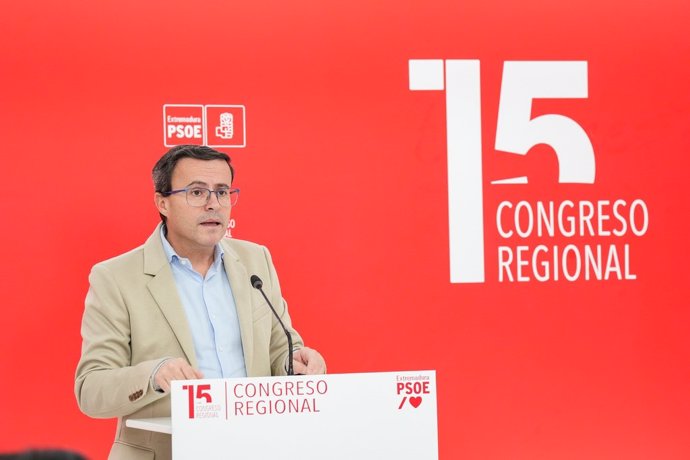 El secretario general del PSOE extremeño, Miguel Ángel Gallardo, en rueda de prensa para explicar la enmienda a la totalidad de su formación a los PGEx 2025