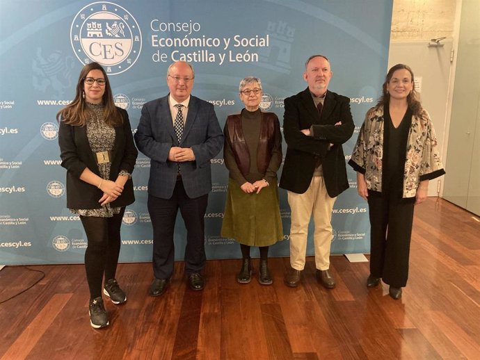 Cabero (2 i), momentos antes de comenzar el Foro sobre Soledad no deseada.