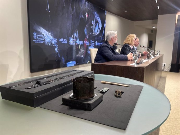 La directora general de Cultura, Eva Guillermina Fernández, y los investigadores Roberto Ontañón y Pablo Arias, junto alguna de las piezas halladas en la campaña de excavaciones de La Garma de este año.