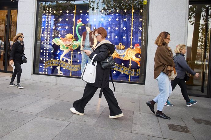 Varias mujeres caminan frente a la tienda de Louis Vuitton, a 22 de noviembre de 2024, en Madrid (España). 