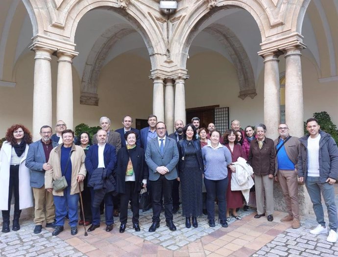 Participantes en la jornada con el delegado José Ayala