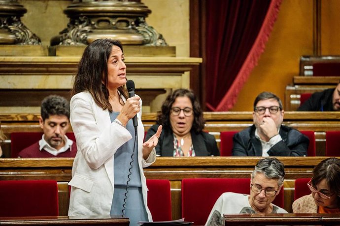 La consellera de Educación y Formación Profesional, Esther Niubó, interviene en la sesión de control al Govern en el Parlament